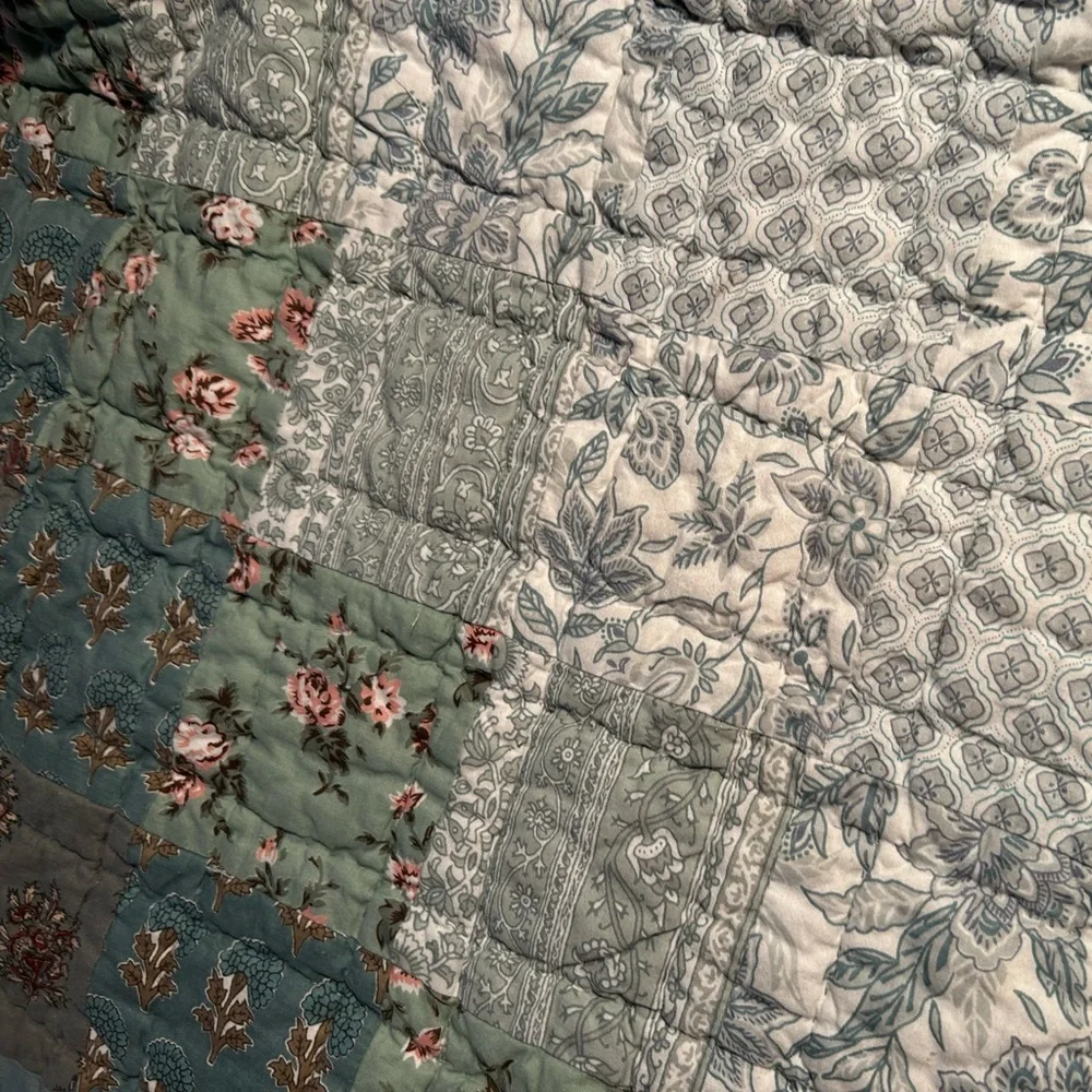 Lands End Ombré Quilt King Spread. Length 110”, width 90”. Reverse, solid green.